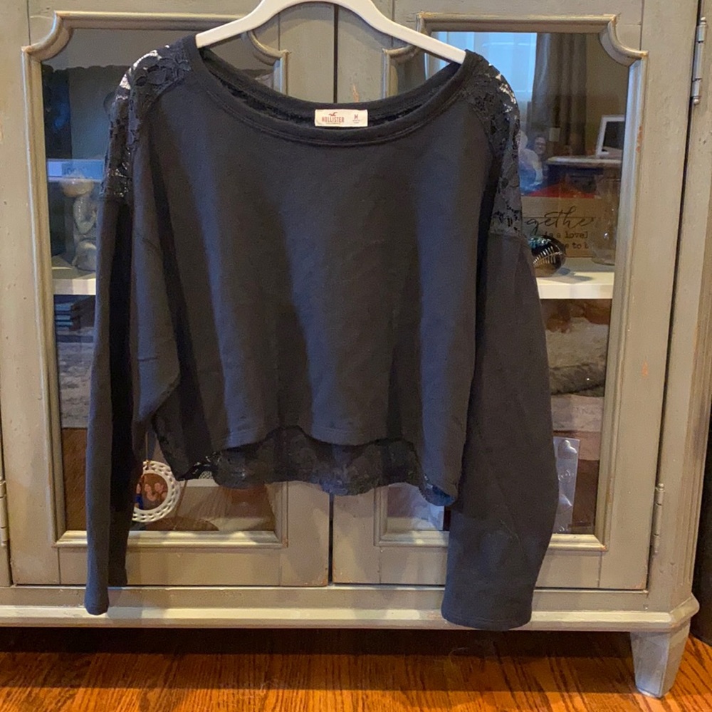 Hollister crop top with lace. Size M